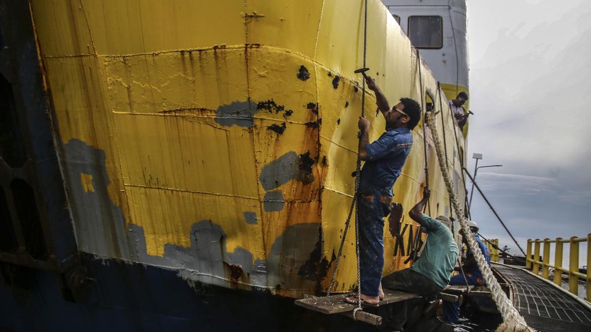 Perawatan kapal feri antarpulau di ternate 1743913215168 169